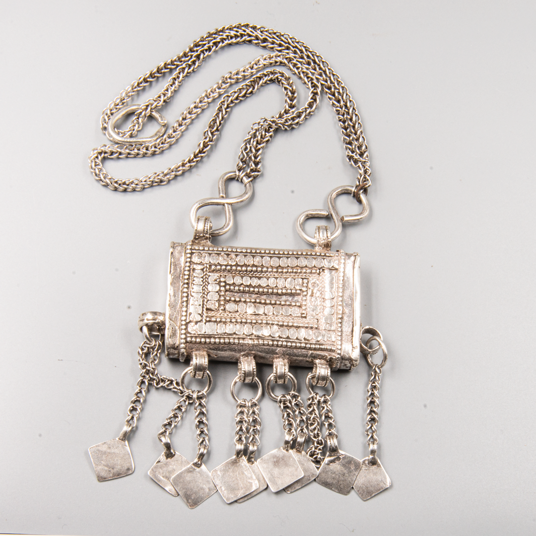 Antique Omani silver Hirz amulet necklace M6685, front view