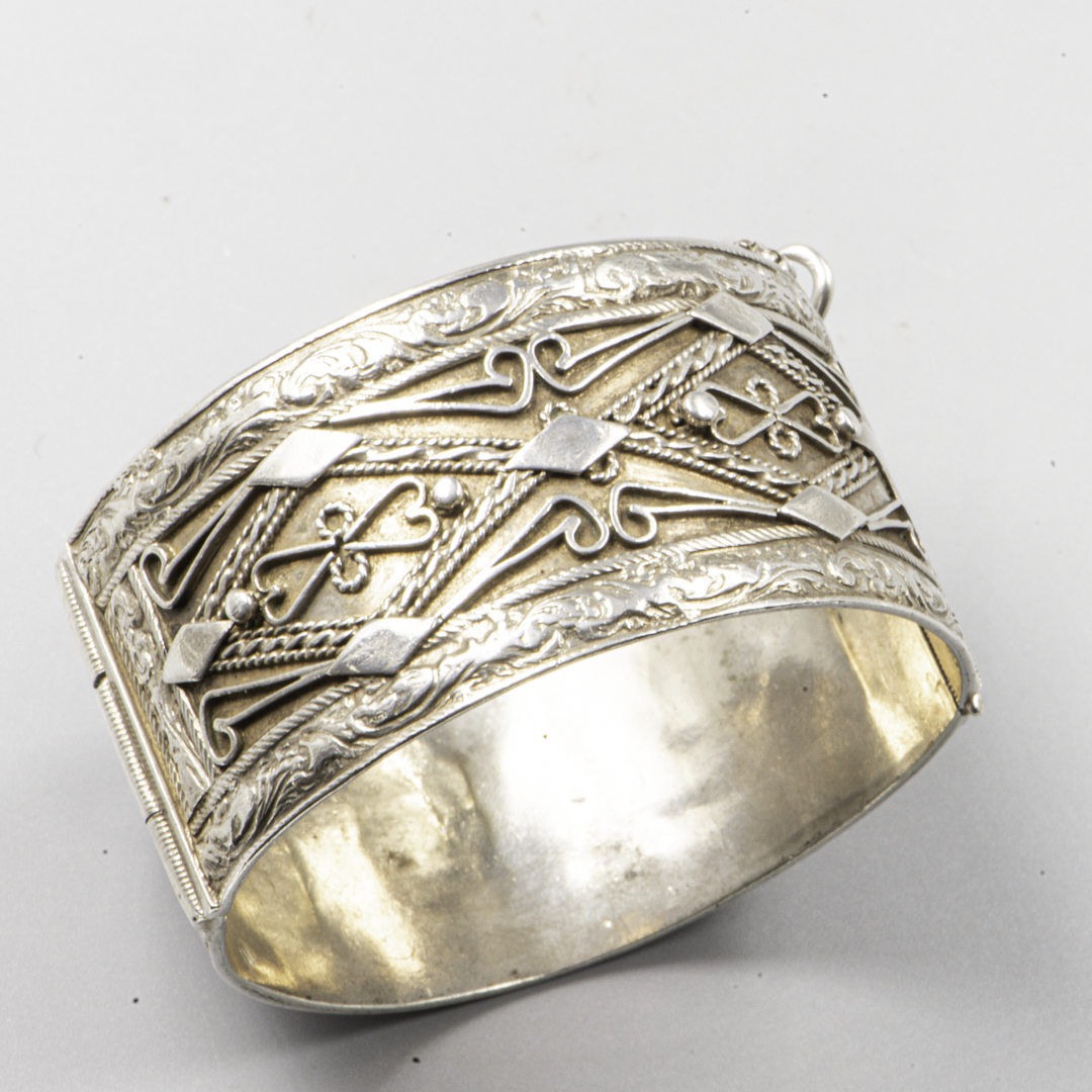 Bracelet ancien en argent tunisien – Style Hadida de Djerba