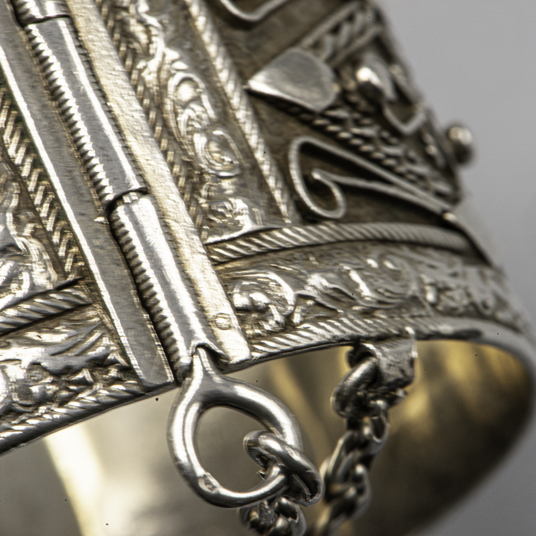 Bracelet ancien en argent tunisien – Style Hadida de Djerba