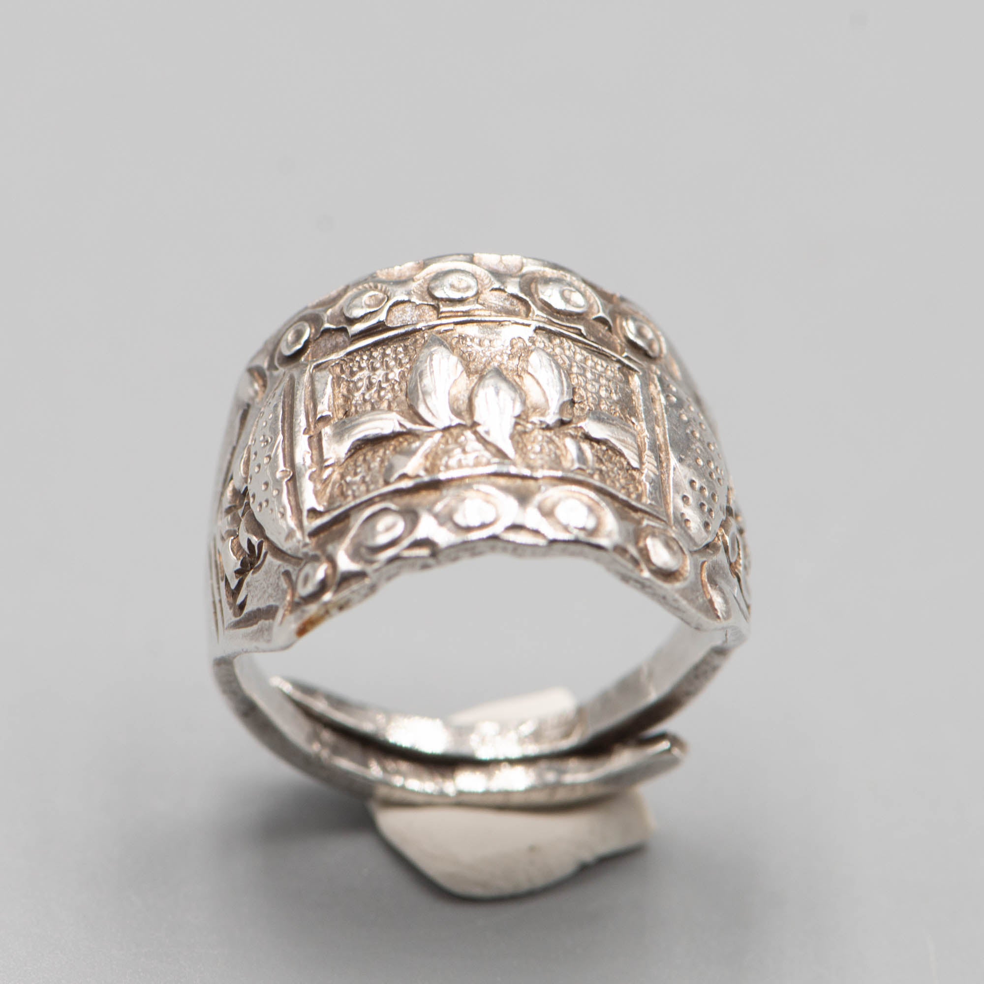 Vintage Chinese silver ring Qing Dynasty adorned with foliages and scrolls