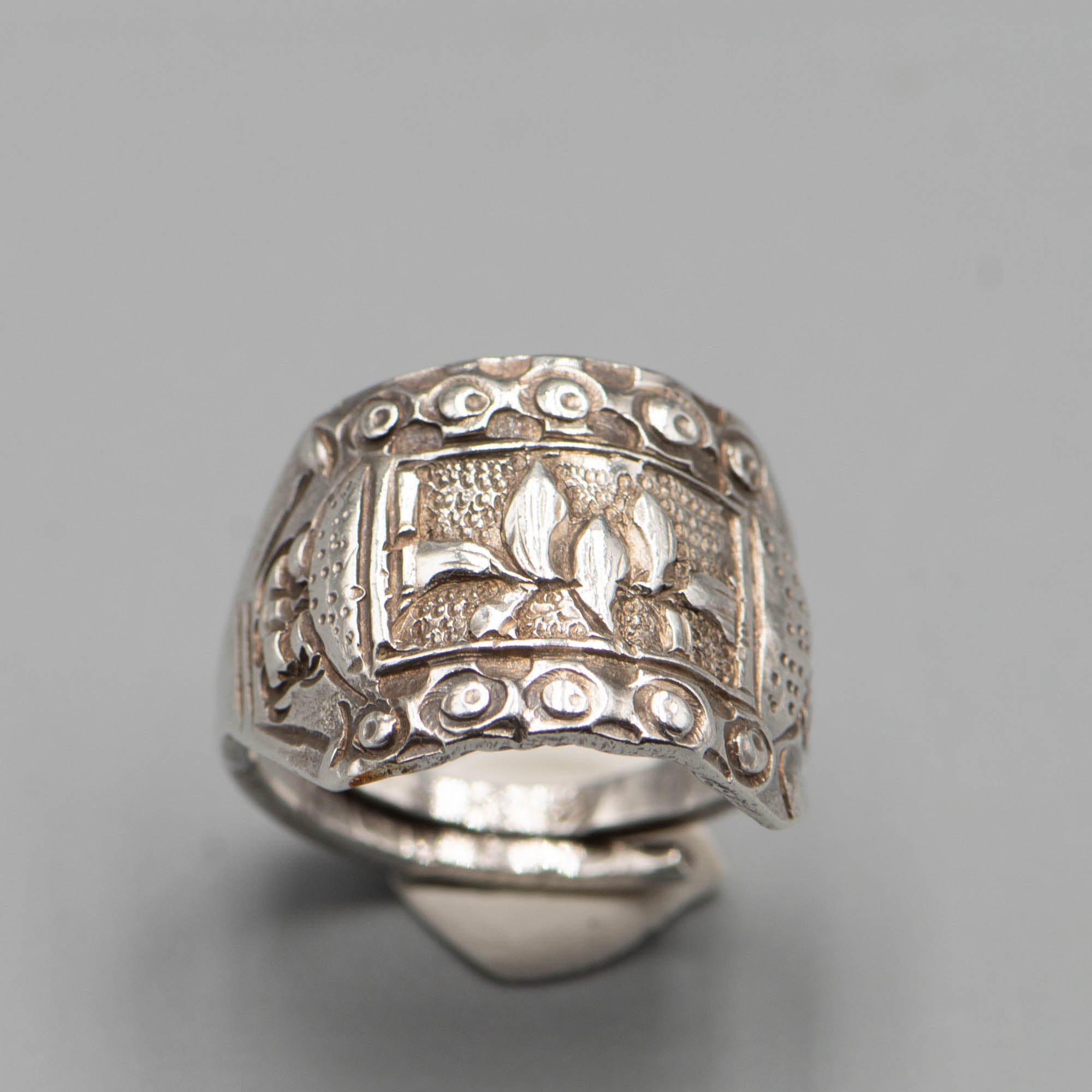 Bague chinoise vintage en argent Dynastie Qing ornée de feuillages et de volutes 