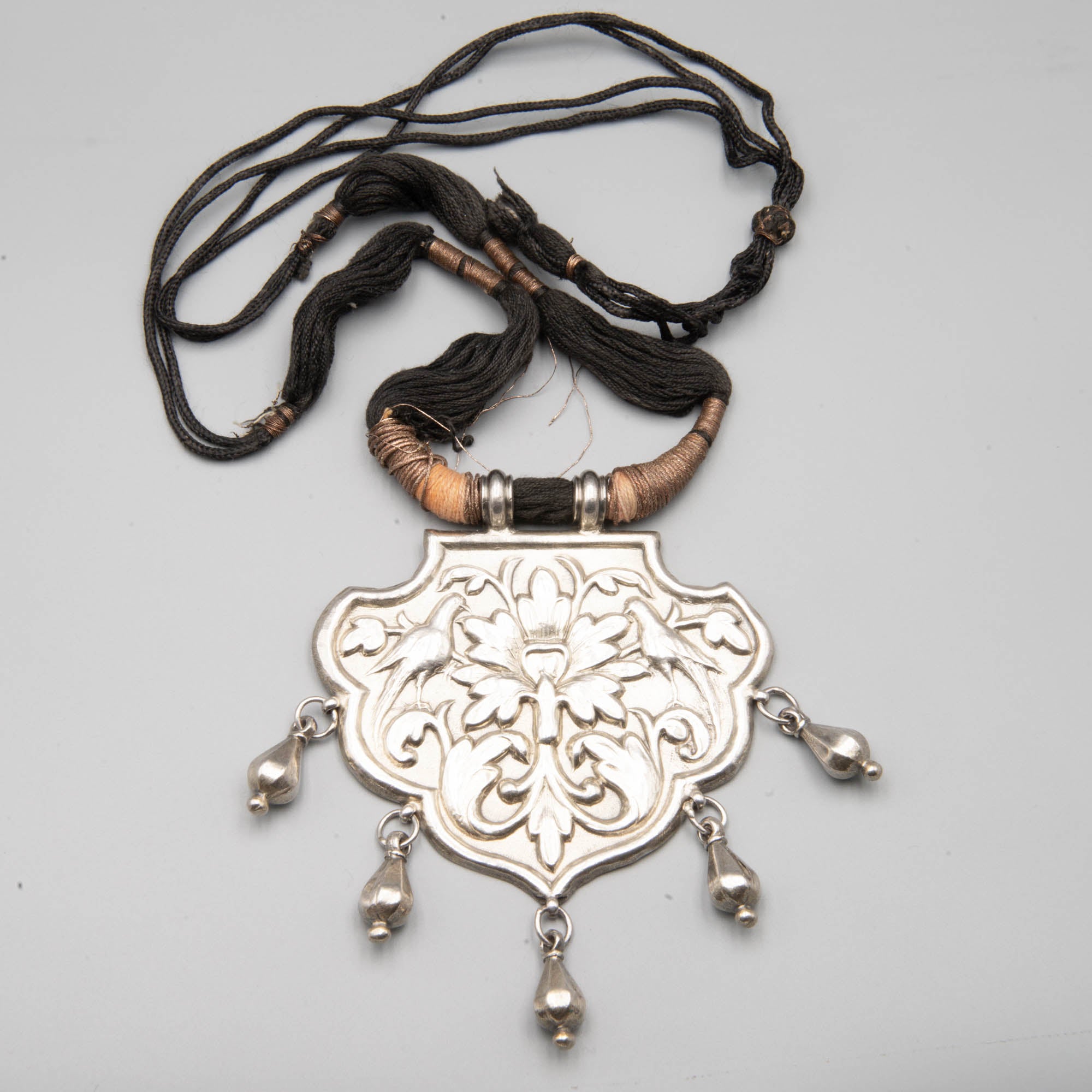 Pendentif amulette en argent ancien du Rajasthan, objet de collection de l'Inde