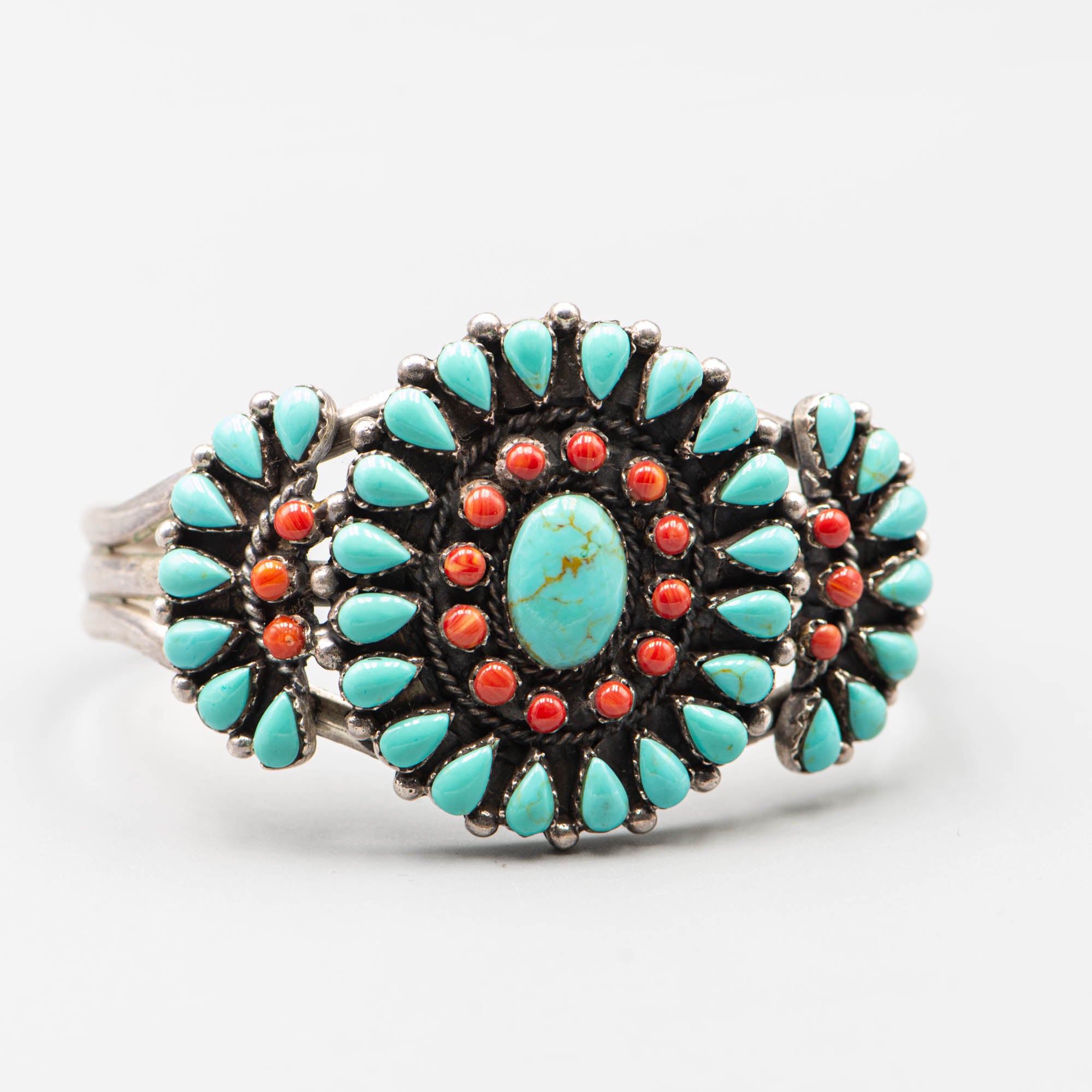 Manchette amérindienne en argent ornée de cabochon turquoise et cabochon corail