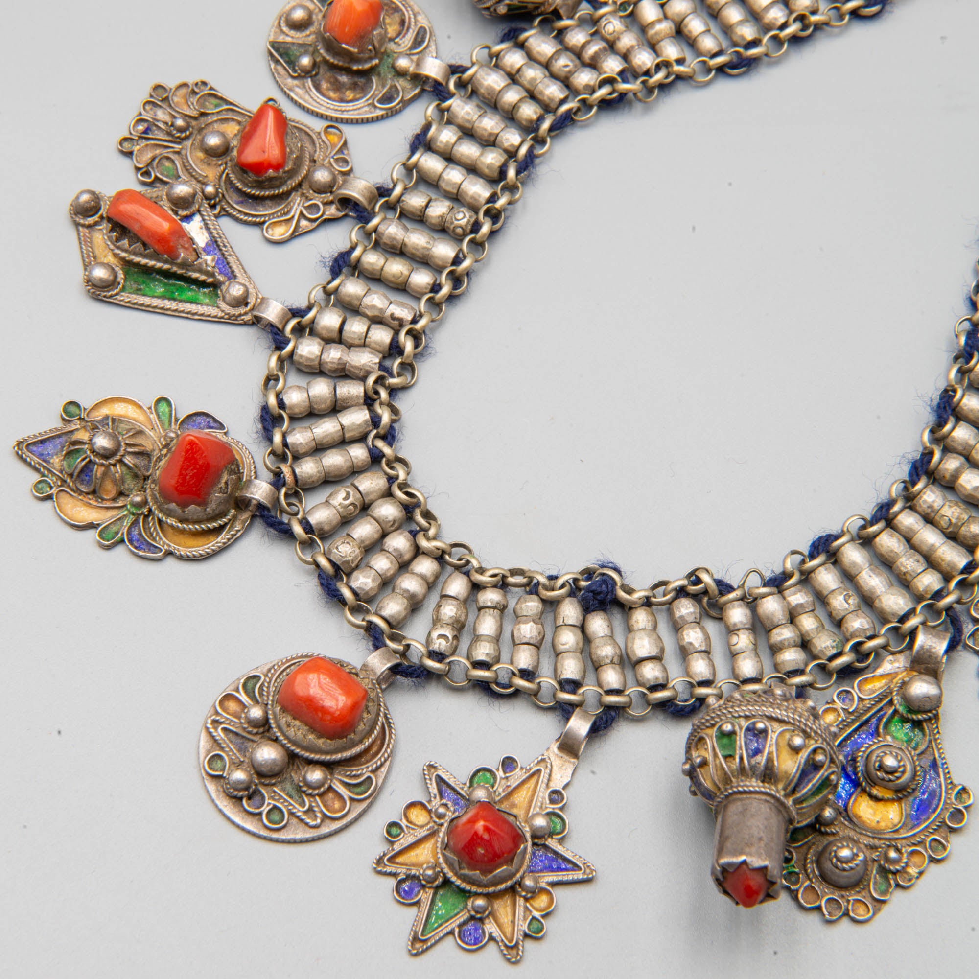 Superbe collier kabyle antique en argent et corail appelé Azrar