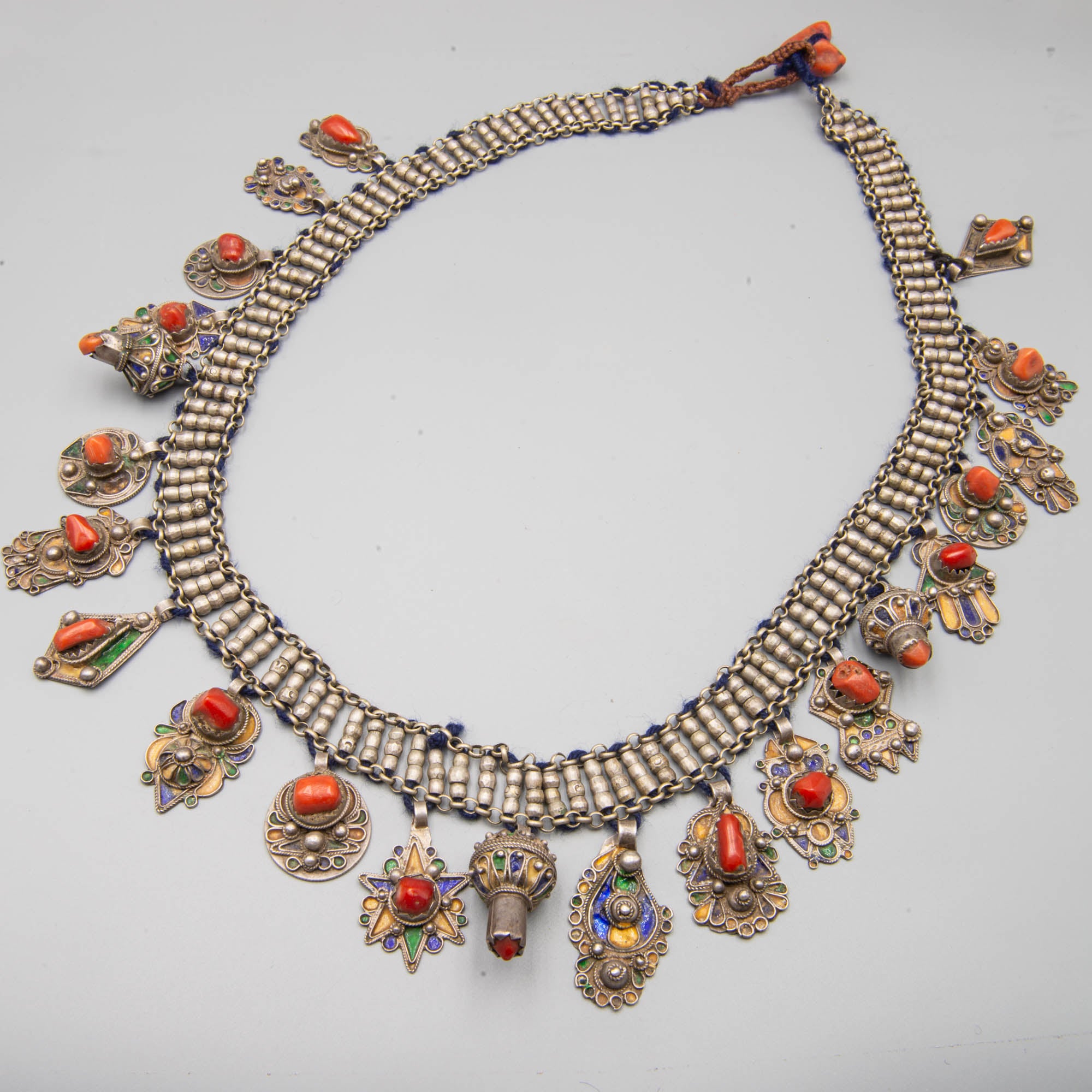 Superbe collier kabyle antique en argent et corail appelé Azrar