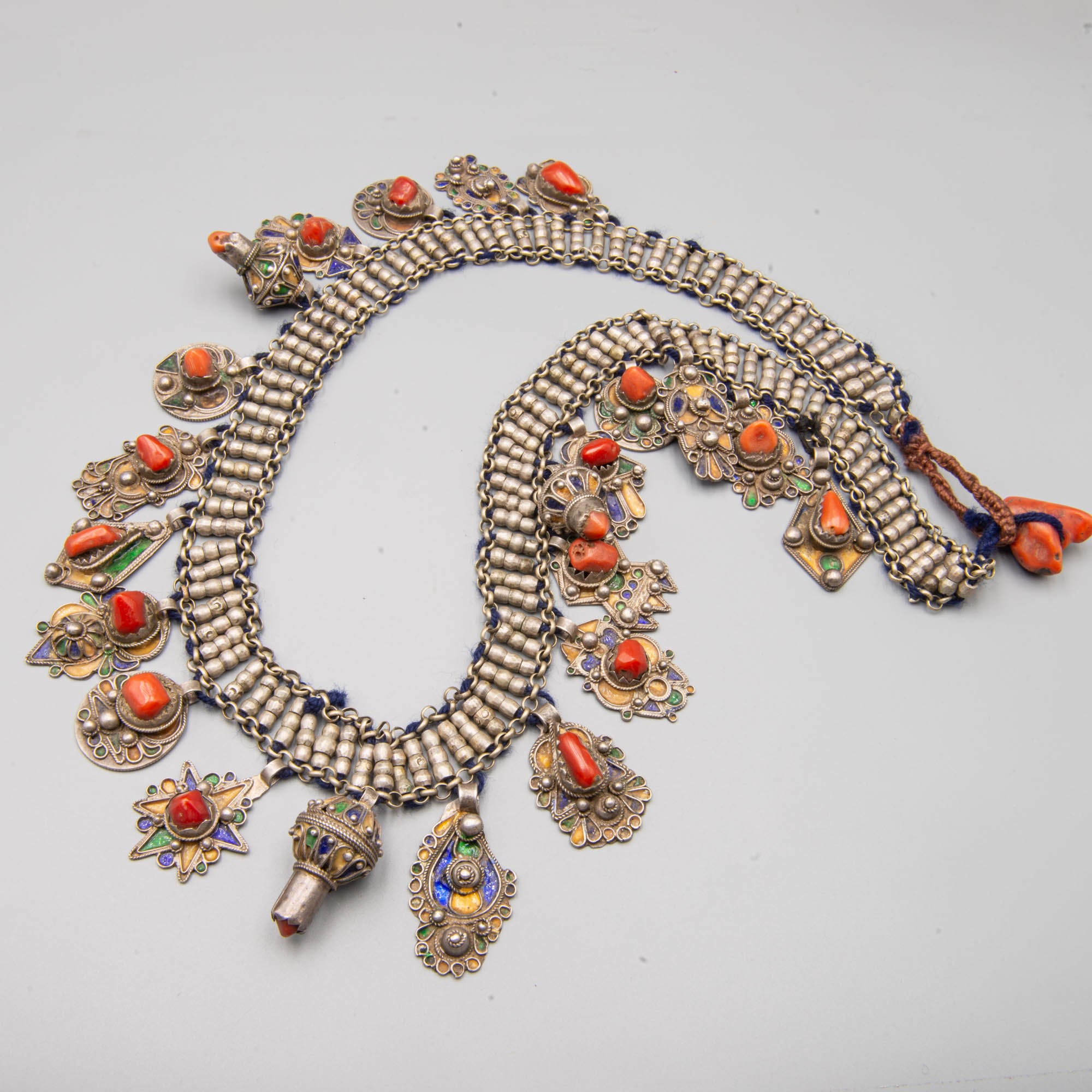 Superbe collier kabyle antique en argent et corail appelé Azrar